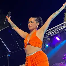 Luister naar Laura Santos, bekijk muziekvideo's, lees de bio, bekijk de tourdata, en meer!