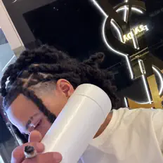 收听 Zo Cartier、观看音乐视频、阅读小传、查看巡演日期等 ！