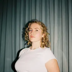 Stella Bridieを聴いたり、ミュージックビデオを鑑賞したり、経歴やツアー日程などを確認したりしましょう！