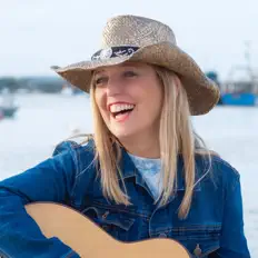 Écoutez Sarah Louise, regardez des vidéoclips, lisez la biographie, consultez les dates de tournée et plus encore !