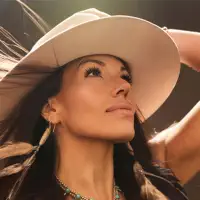 undefinedを聴いたり、ミュージックビデオを鑑賞したり、経歴やツアー日程などを確認したりしましょう！