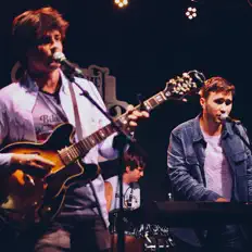 聆聽 Phrases、觀看音樂影片、閱讀小傳、查看巡演日期等！