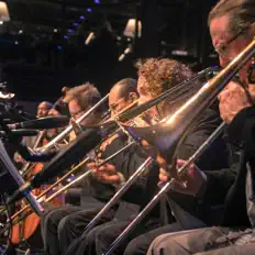 收听 The Jazzaar Festival Big Band、观看音乐视频、阅读小传、查看巡演日期等 ！