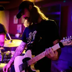 Posłuchaj wykonawcy Summer Colds, obejrzyj teledyski, przeczytaj biografię, zobacz daty tras koncertowych i nie tylko!