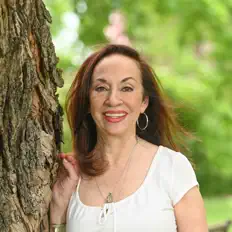 聆聽 Maria E. Gullo、觀看音樂影片、閱讀小傳、查看巡演日期等！