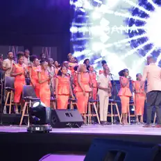 Ascolta Hosanna Gospel Singers, guarda video musicali, leggi la biografia, vedi le date del tour & altro!