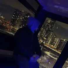 AM0を聴いたり、ミュージックビデオを鑑賞したり、経歴やツアー日程などを確認したりしましょう！