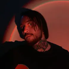 聆聽 Lapatin、觀看音樂影片、閱讀小傳、查看巡演日期等！