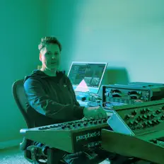 Ryan Moore & Friends dinle, müzik videolarını izle, biyografisini oku, tur tarihlerini ve daha fazlasını gör!