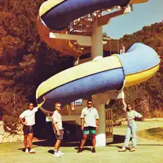 spring waterを聴いたり、ミュージックビデオを鑑賞したり、経歴やツアー日程などを確認したりしましょう！