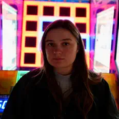 Poslechněte si interpreta Lorenza, sledujte hudební videa, přečtěte si životopis, podívejte se na data turné a další informace.