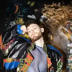 Poslechněte si interpreta תום שנייד, sledujte hudební videa, přečtěte si životopis, podívejte se na data turné a další informace.