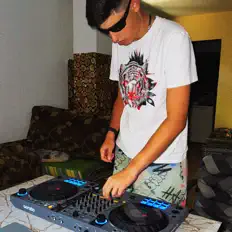 DJ Buchkoff dinle, müzik videolarını izle, biyografisini oku, tur tarihlerini ve daha fazlasını gör!
