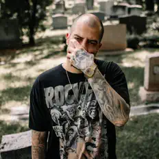 收听 WARLOK、观看音乐视频、阅读小传、查看巡演日期等 ！