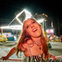 Écoutez undefined, regardez des vidéoclips, lisez la biographie, consultez les dates de tournée et plus encore !