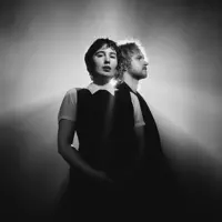 undefinedを聴いたり、ミュージックビデオを鑑賞したり、経歴やツアー日程などを確認したりしましょう！