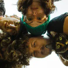 Overshareを聴いたり、ミュージックビデオを鑑賞したり、経歴やツアー日程などを確認したりしましょう！