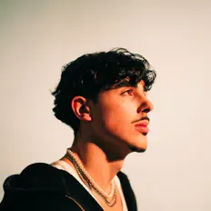 收听 Lush、观看音乐视频、阅读小传、查看巡演日期等 ！