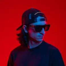 聆聽 Michael Leathers、觀看音樂影片、閱讀小傳、查看巡演日期等！