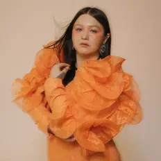 聆聽 Edzi'u、觀看音樂影片、閱讀小傳、查看巡演日期等！