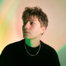Dengarkan March 13, tonton video musik, baca bio, lihat tanggal tur & lainnya!