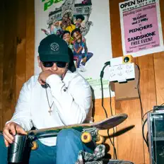 Hör dir JAYUH an, schau dir Musikvideos an, lies die Biografie, finde Tourdaten und mehr!