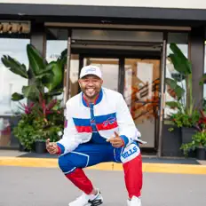 收听 Dom Brown、观看音乐视频、阅读小传、查看巡演日期等 ！