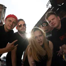 KOFEを聴いたり、ミュージックビデオを鑑賞したり、経歴やツアー日程などを確認したりしましょう！