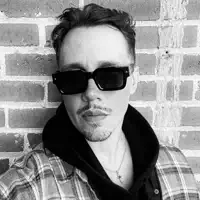 Posłuchaj wykonawcy undefined, obejrzyj teledyski, przeczytaj biografię, zobacz daty tras koncertowych i nie tylko!