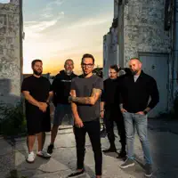 undefined dinle, müzik videolarını izle, biyografisini oku, tur tarihlerini ve daha fazlasını gör!