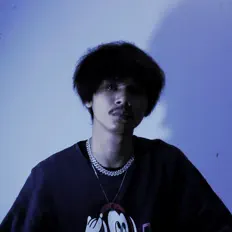 Dengarkan Soloist, tonton video musik, baca bio, lihat tanggal tur & lainnya!