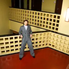 Poslechněte si interpreta Berq, sledujte hudební videa, přečtěte si životopis, podívejte se na data turné a další informace.