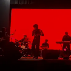 收听 som.、观看音乐视频、阅读小传、查看巡演日期等 ！