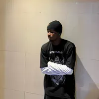 undefined dinle, müzik videolarını izle, biyografisini oku, tur tarihlerini ve daha fazlasını gör!
