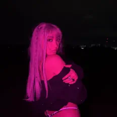 聆聽 Xenia、觀看音樂影片、閱讀小傳、查看巡演日期等！