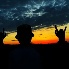 聆聽 RKTKOSS、觀看音樂影片、閱讀小傳、查看巡演日期等！