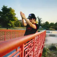 Ouve undefined, vê vídeos de música, lê a biografia, vê as datas da digressão e muito mais!