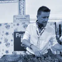 收听 undefined、观看音乐视频、阅读小传、查看巡演日期等 ！