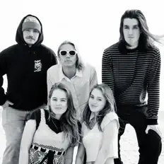 Pleasure Islandを聴いたり、ミュージックビデオを鑑賞したり、経歴やツアー日程などを確認したりしましょう！