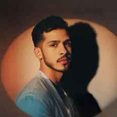 Escucha a Breno Vuchman, mira videos musicales, lee su biografía, consulta las fechas de las gira y más.