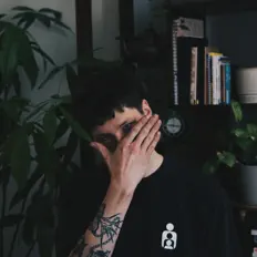 Hör dir Aemone an, schau dir Musikvideos an, lies die Biografie, finde Tourdaten und mehr!