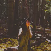 Poslechněte si interpreta undefined, sledujte hudební videa, přečtěte si životopis, podívejte se na data turné a další informace.