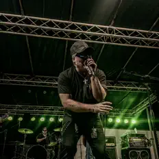 Ouve Derrick Brandon, vê vídeos de música, lê a biografia, vê as datas da digressão e muito mais!