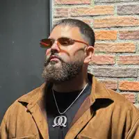 Poslechněte si interpreta undefined, sledujte hudební videa, přečtěte si životopis, podívejte se na data turné a další informace.