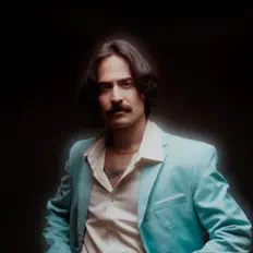 Poslechněte si interpreta Alex Cherney, sledujte hudební videa, přečtěte si životopis, podívejte se na data turné a další informace.