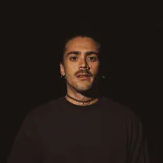 Nico Arezzoを聴いたり、ミュージックビデオを鑑賞したり、経歴やツアー日程などを確認したりしましょう！