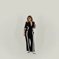 聆聽 Fay Burns、觀看音樂影片、閱讀小傳、查看巡演日期等！