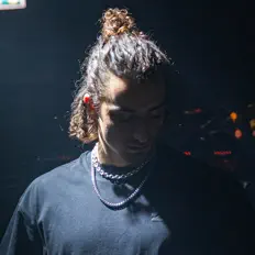 收听 JOTIS、观看音乐视频、阅读小传、查看巡演日期等 ！