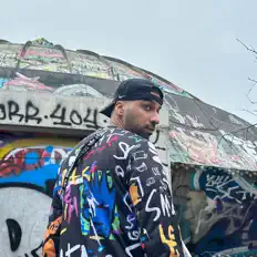 Farzad सुनें, म्यूज़िक वीडियो देखें, बायो पढ़ें, दौरे की तारीखें और बहुत कुछ देखें!