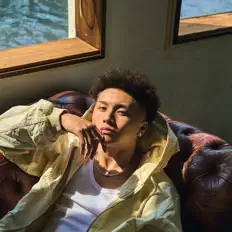 Justerを聴いたり、ミュージックビデオを鑑賞したり、経歴やツアー日程などを確認したりしましょう！